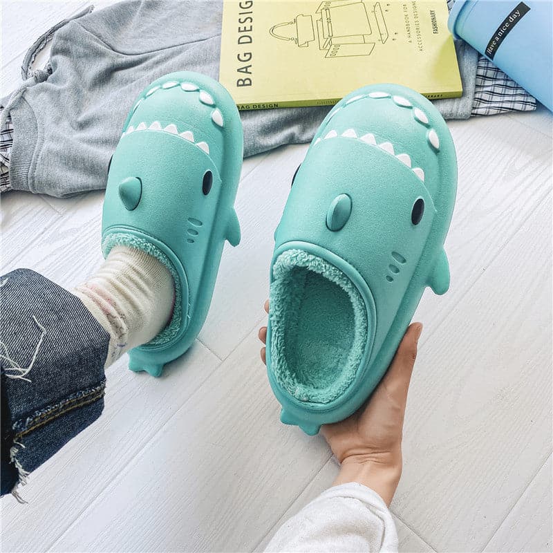 SharkHugs – Papuci slip-on cu model de rechin și talpă antiderapantă