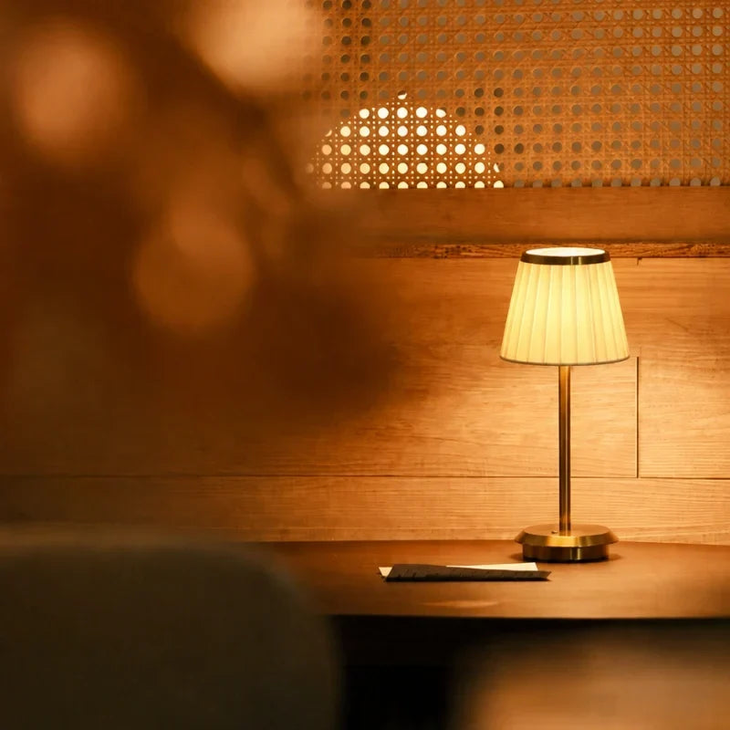 GlowWeave - LED stolní lampa s plisovaným látkovým stínidlem a železnou základnou