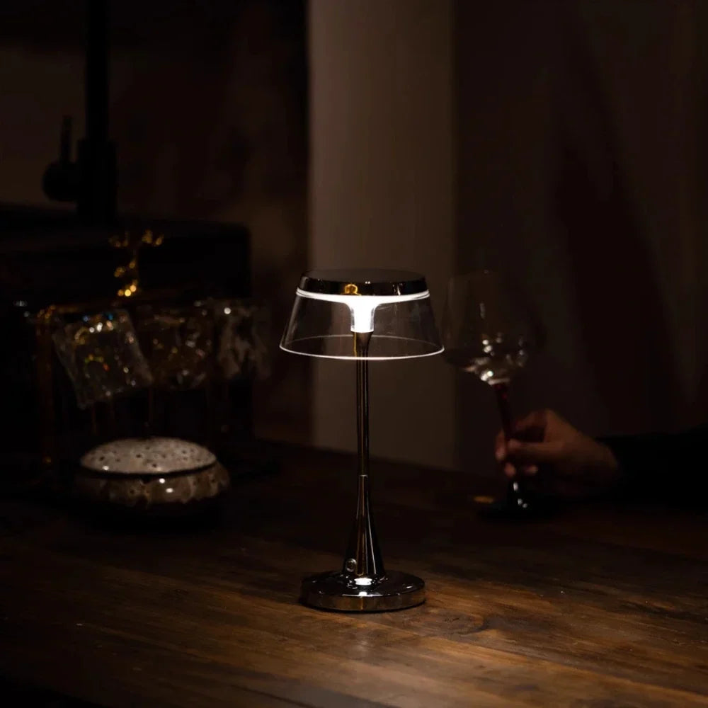 CrystalBase - Candeeiro de mesa com abat-jour em acrílico e base metálica