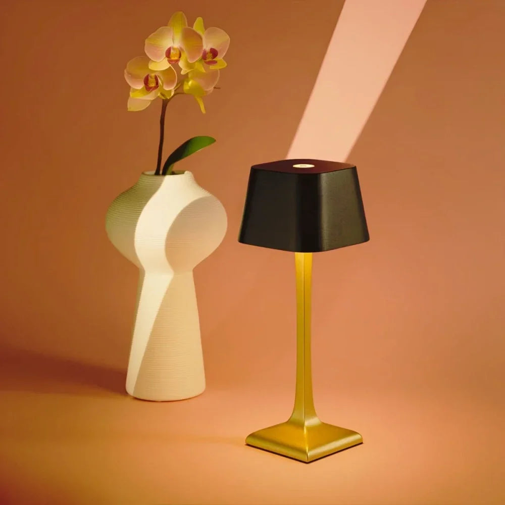 AluVera - Hliníková stolní lampa s nabíjením přes USB-C