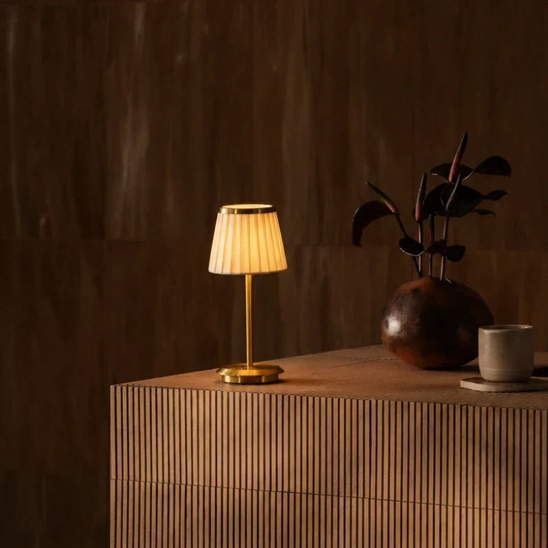 GlowWeave - LED stolní lampa s plisovaným látkovým stínidlem a železnou základnou