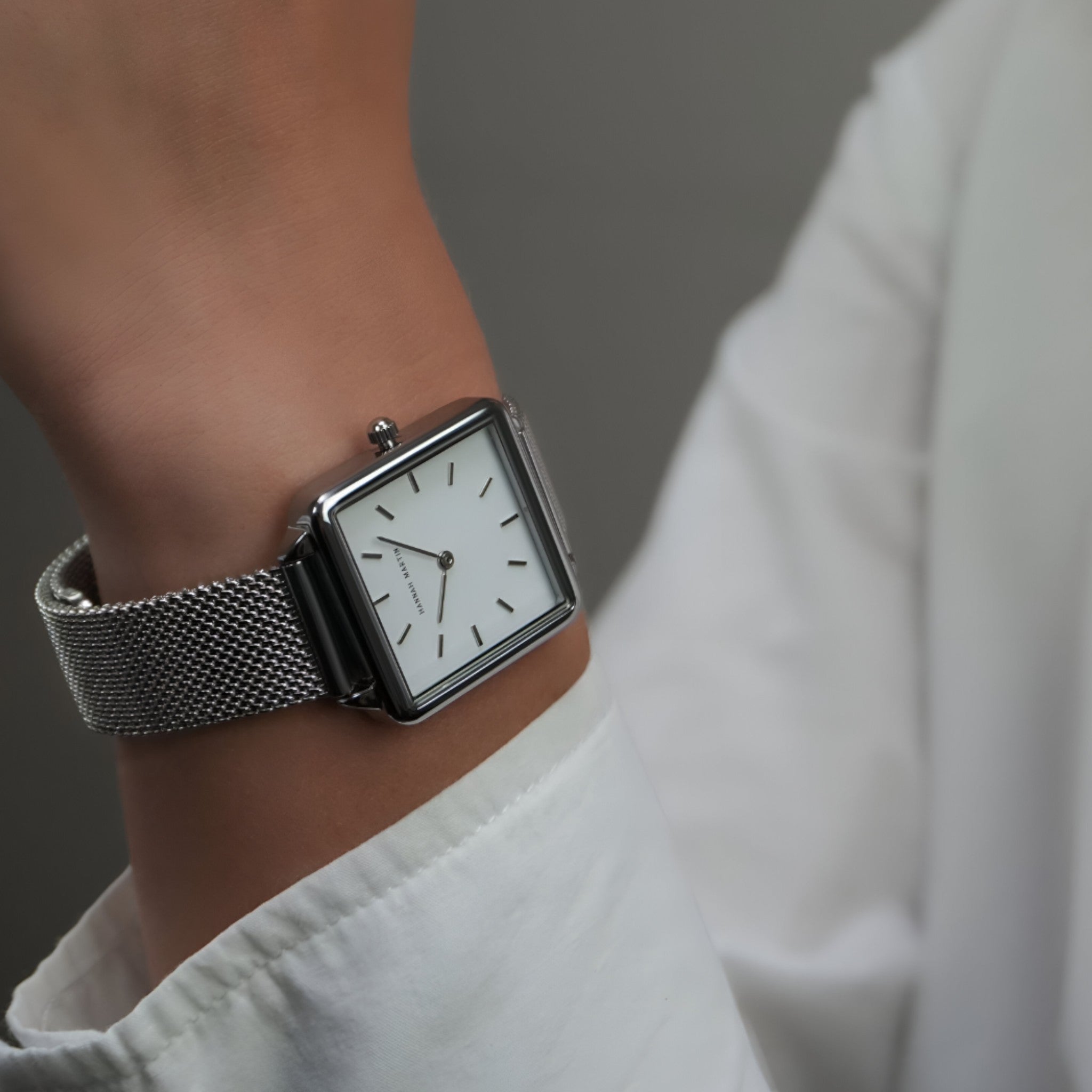 Naomi - Ceas minimalist pătrat cu curele din plasă și eleganță atemporală