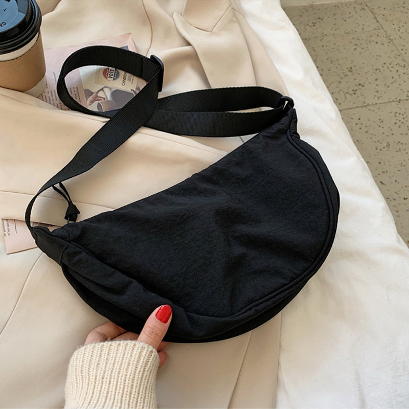 Yola - Sac en forme de demi-lune avec artisanat élégant et rangements intelligents