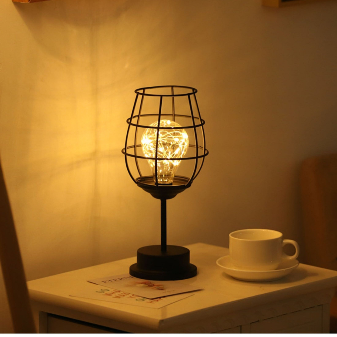 GlowNest – Nowoczesna lampa stołowa w klatce dla stylowego i eleganckiego akcentu