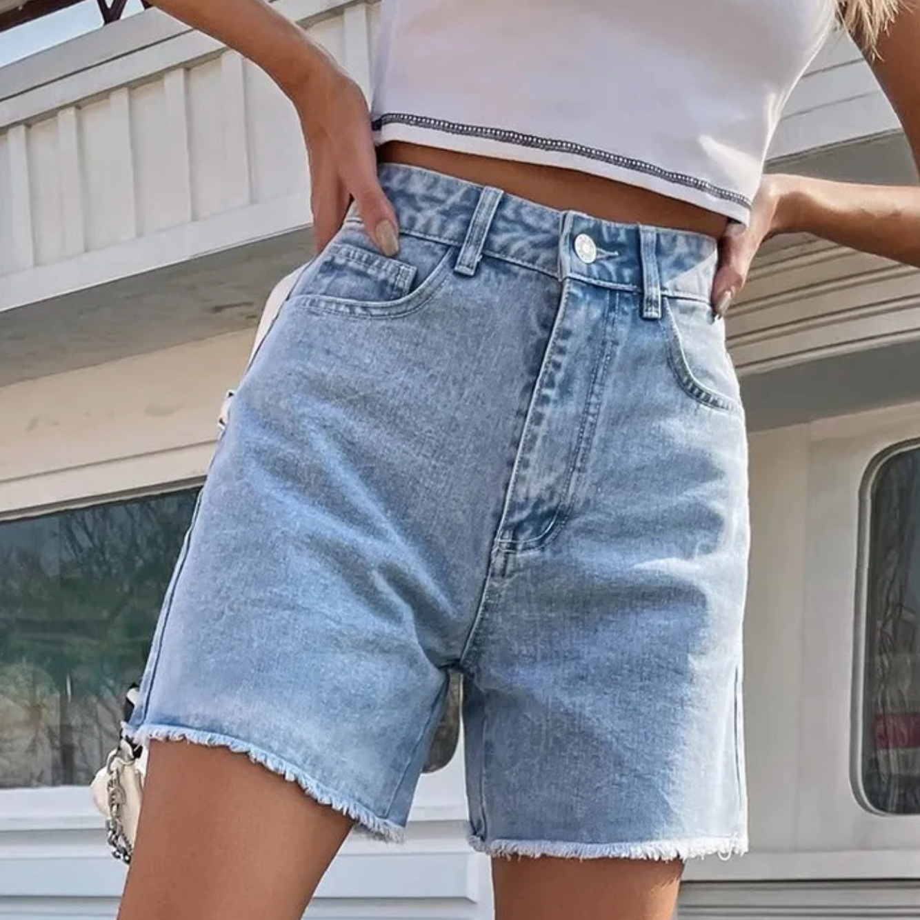 Lucy – Pantaloni scurți eleganți cu talie înaltă, margine aspră și buzunar lateral funcțional