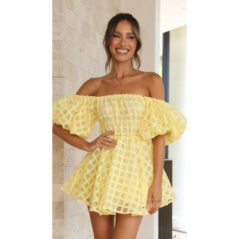 Seraphina – Mini-robe moderne épaules dénudées avec manches bouffantes et jupe évasée