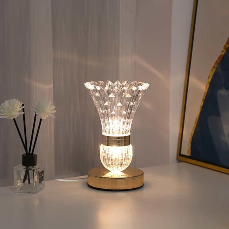 LumaBloom – Elegantná stolová lampa s kryštalickým telom v tvare vázy a okrúhlou základňou