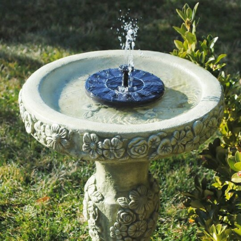 Fontana galleggiante ad energia solare con ugelli spray intercambiabili