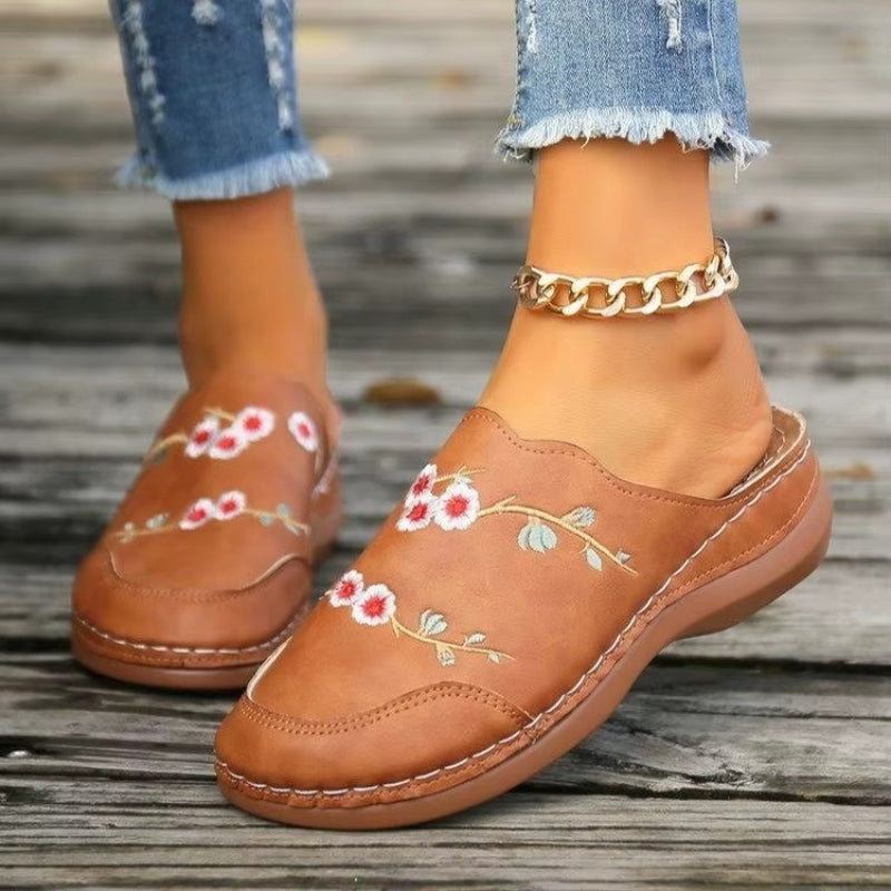 Aveline – Pantofole con stampa ricamata antiscivolo e punta tonda | Tomaia in tela confortevole con dettaglio decorativo | Leggere e stabili per l'uso quotidiano | Taglie 36–43 | Rosso, Marrone, Bianco, Nero