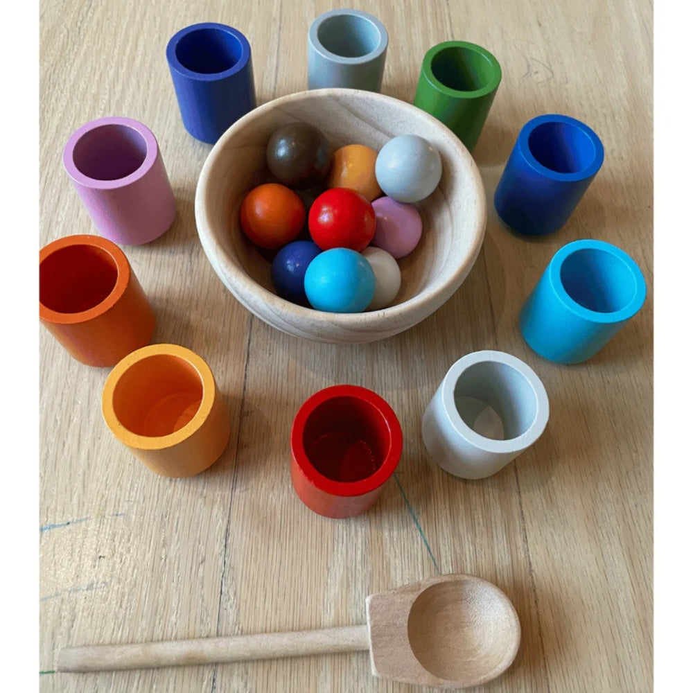 SortiPlay – Sensoryczna gra z sortowaniem piłeczek z łopatką i dopasowanymi kubeczkami