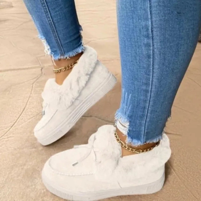 Amanda - Buty wsuwane z okrągłym noskiem, ozdobnym chwostem i wsuwanym wzorem
