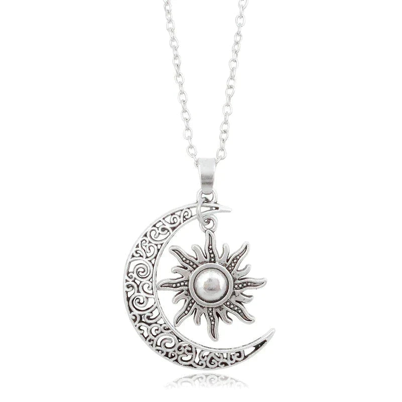 Selena - Collana pendente celestiale con elegante design sole e luna per un fascino raffinato