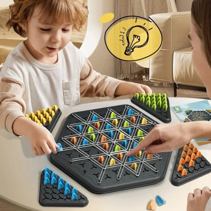 StratoPlay – Kompaktná trojuholníková strategická stolová hra s líniovou hernou štruktúrou