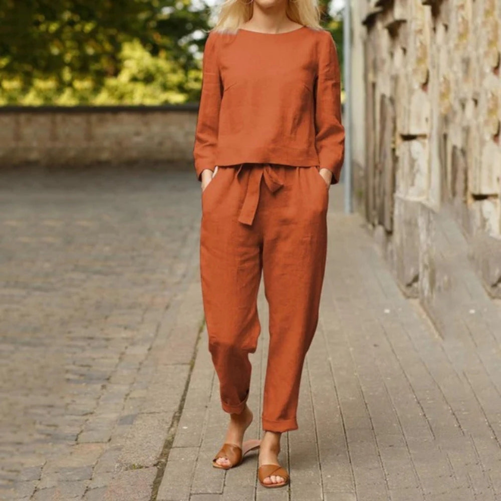 Celina – Set elegant două piese cu bluză cu gât rotund și pantaloni relaxați