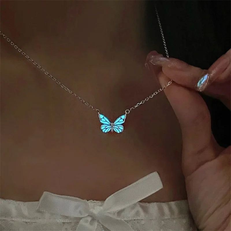 Ellie – Elegantní sada náhrdelníku a náramku s motýlkem a klasickým provedením