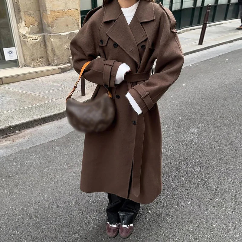 Női hosszú kabát hajtókás gallérral és övvel