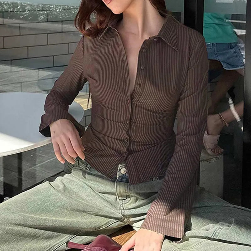Riley - Blouse à manches longues avec col en V et fermeture à boutons