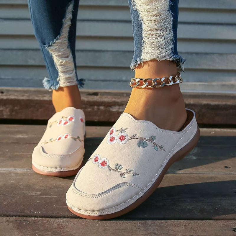 Aveline – Pantofole con stampa ricamata antiscivolo e punta tonda | Tomaia in tela confortevole con dettaglio decorativo | Leggere e stabili per l'uso quotidiano | Taglie 36–43 | Rosso, Marrone, Bianco, Nero