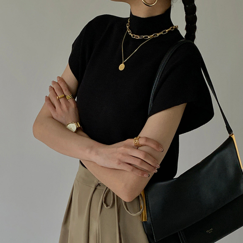 Blusa a coste da donna con collo alto
