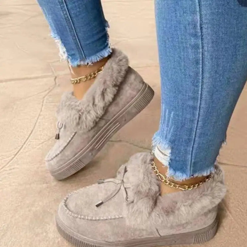 Amanda - Buty wsuwane z okrągłym noskiem, ozdobnym chwostem i wsuwanym wzorem