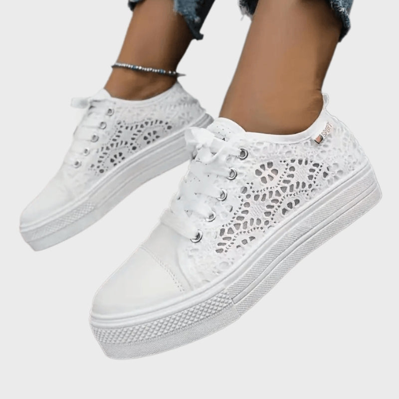 Emilia – Low-Cut Lace-Up Shoes with Side Details and Secure Fit