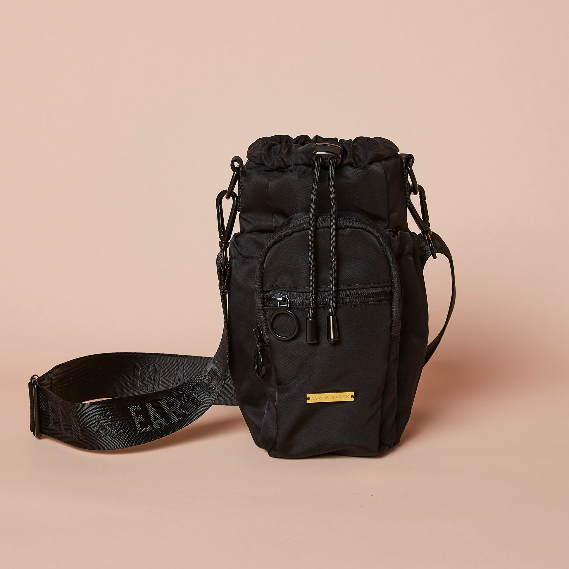 VivaCarry – Sleek portable water bottle bag with compact shape and stylish look