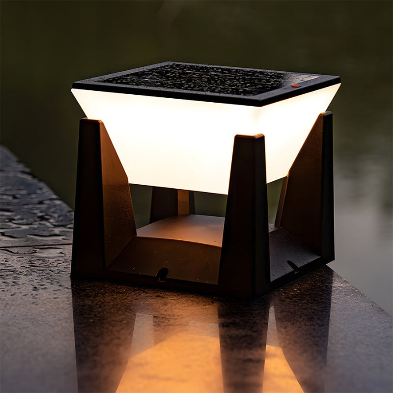 LumeGrid – Lampă clasică de exterior cu celule solare și design geometric