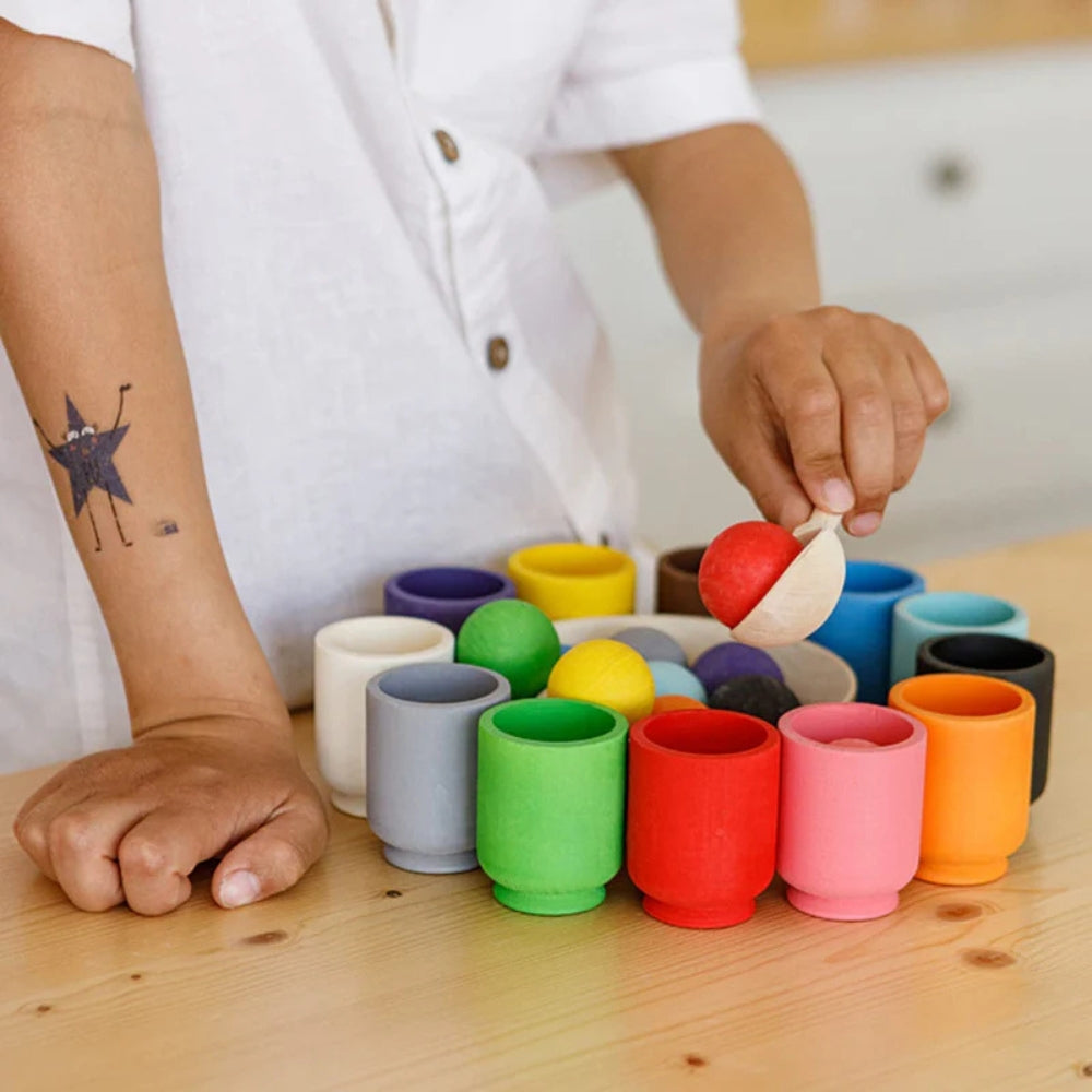 SortiPlay – Sensoryczna gra z sortowaniem piłeczek z łopatką i dopasowanymi kubeczkami