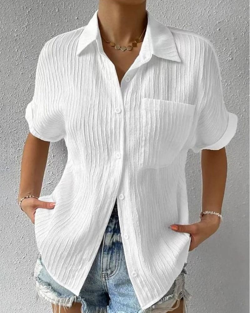Eileen - Loose blouse with short sleeves, buttons, and pockets