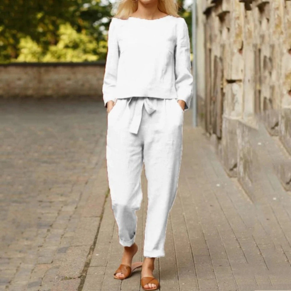 Celina – Set elegant două piese cu bluză cu gât rotund și pantaloni relaxați