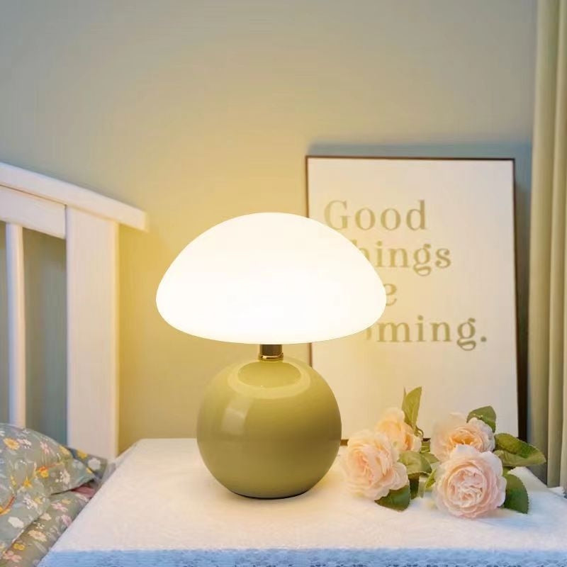 GlowCap – LED stolná lampa s dizajnom inšpirovaným hubou na vnútorné osvetlenie