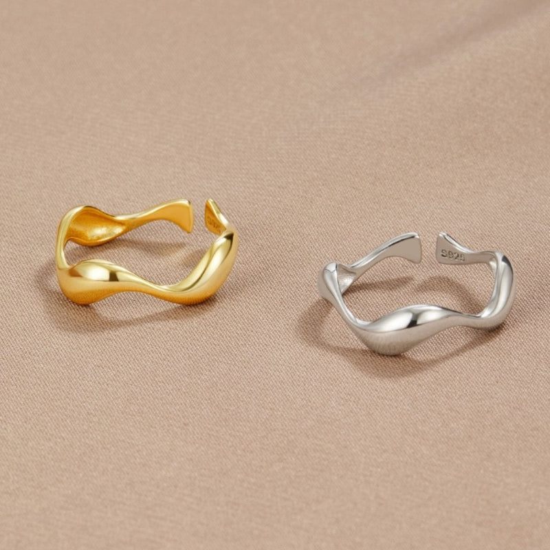 Jayla – Trendy wavy open ring with modern silhouette and sculpted minimalist design