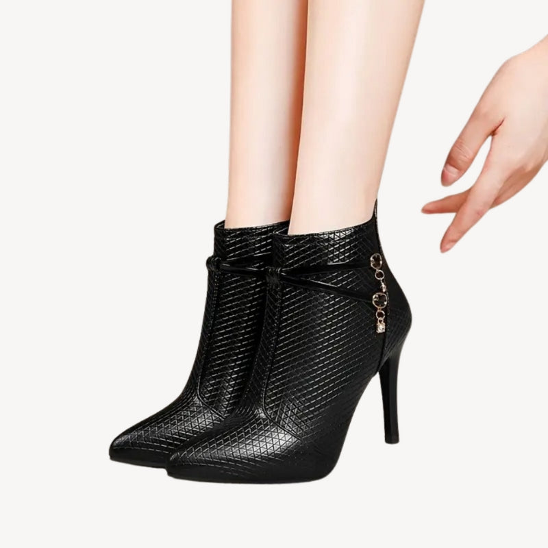 Mila – Elegant ankle boots with side zipper