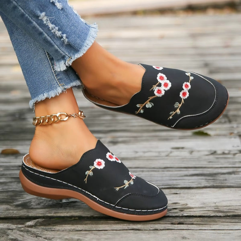 Aveline – Pantofole con stampa ricamata antiscivolo e punta tonda | Tomaia in tela confortevole con dettaglio decorativo | Leggere e stabili per l'uso quotidiano | Taglie 36–43 | Rosso, Marrone, Bianco, Nero