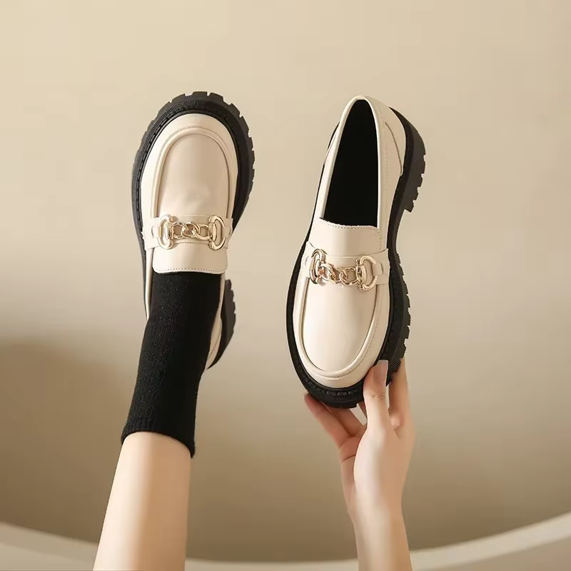 Mirela – Scarpe con suola spessa antiscivolo e punta tonda | Facili da indossare e supporto stabile | Design semplice per tutti i giorni | Taglie 35–40 | Nero, Bianco, Marrone