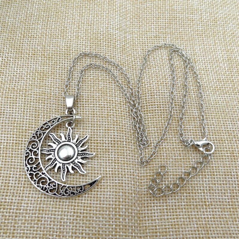 Selena - Collana pendente celestiale con elegante design sole e luna per un fascino raffinato