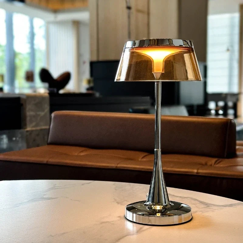 CrystalBase - Candeeiro de mesa com abat-jour em acrílico e base metálica