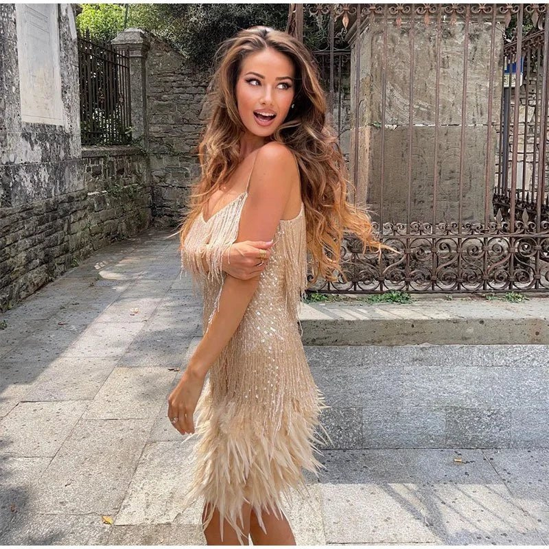 Anna – Rochie de cocktail albă elegantă cu franjuri și finisaj cu pene