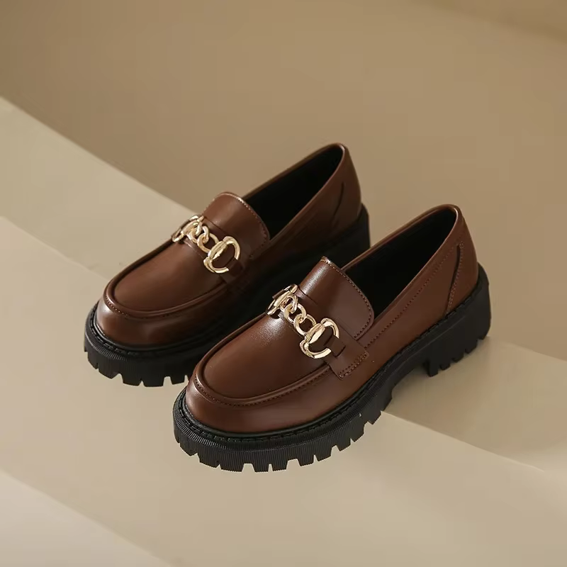 Mirela – Scarpe con suola spessa antiscivolo e punta tonda | Facili da indossare e supporto stabile | Design semplice per tutti i giorni | Taglie 35–40 | Nero, Bianco, Marrone