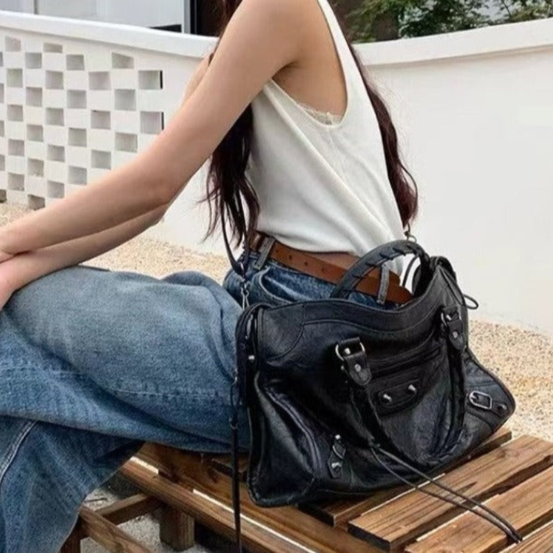 Isabella – Grote Schoudertas met Nieten en Ruim Interieur