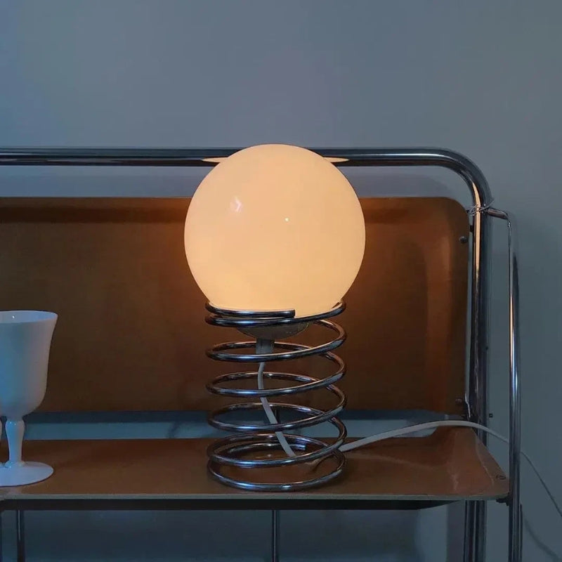 SpiraLume – Lampă de masă clasică cu structură spiralată a piciorului și abajur glob pământesc