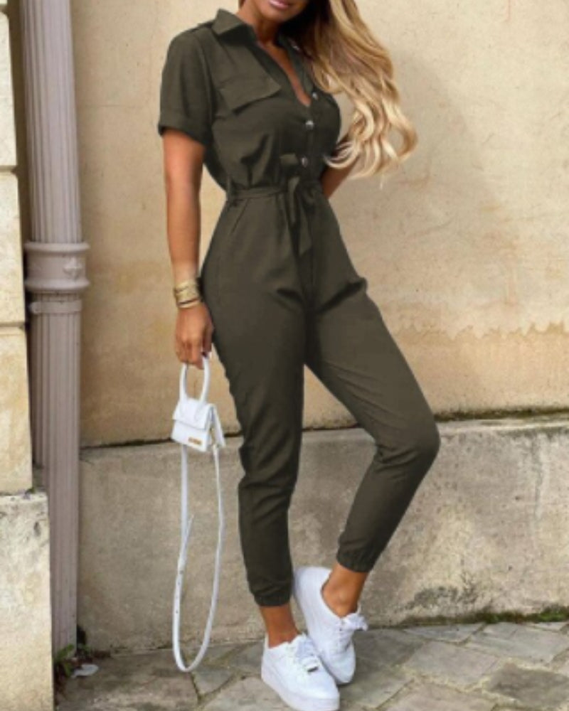 Diana – Salopetă elegantă cu pantaloni largi, nasturi, croială lejeră și mâneci scurte