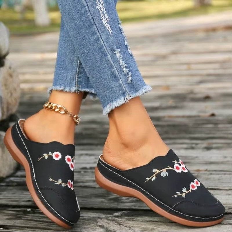 Aveline – Pantofole con stampa ricamata antiscivolo e punta tonda | Tomaia in tela confortevole con dettaglio decorativo | Leggere e stabili per l'uso quotidiano | Taglie 36–43 | Rosso, Marrone, Bianco, Nero