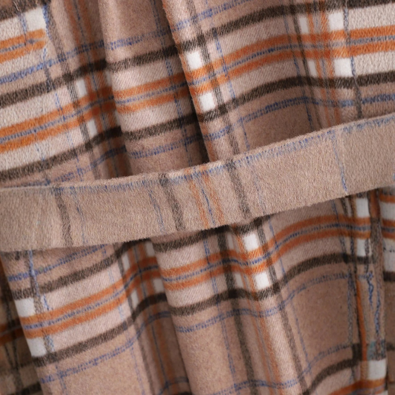 Cappotto a quadri da donna con cintura annodata