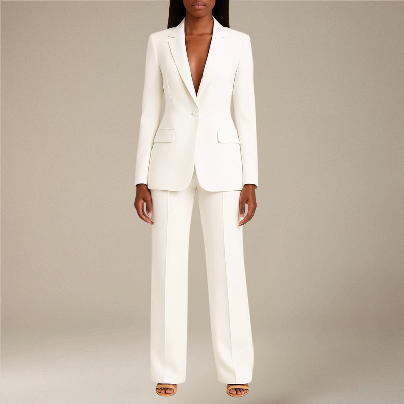 Completo da donna con blazer aderente e pantaloni su misura
