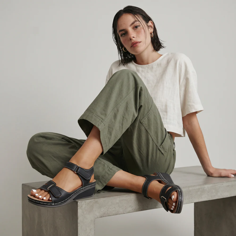 Women’s wedge sandals with round toe and Velcro strap