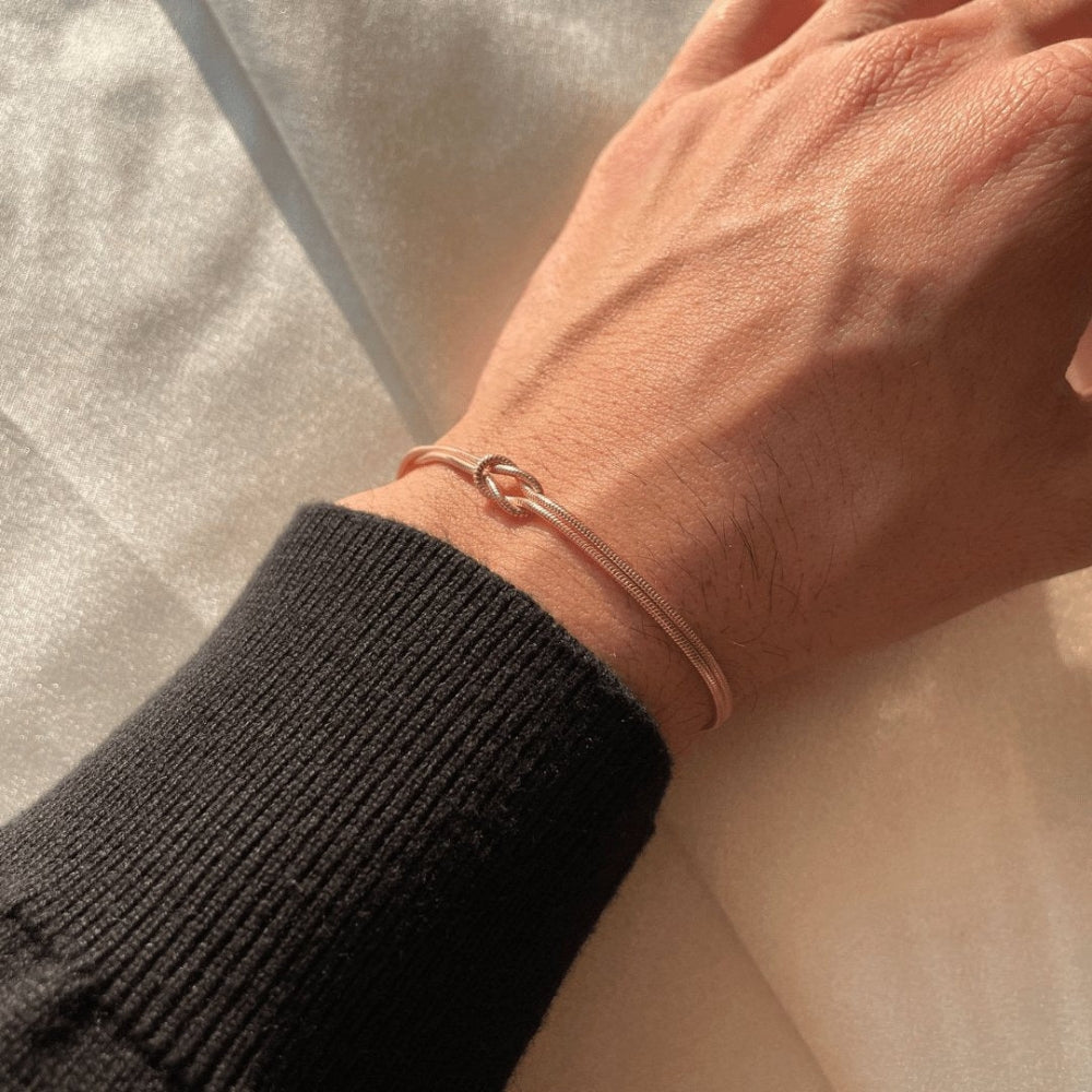 Emma – Stylový náramek inspirovaný láskou s nastavitelným střihem a minimalistickým designem