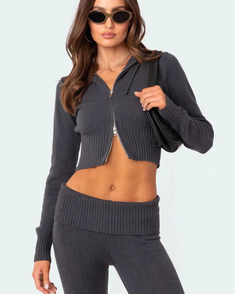 Sasha – Ensemble tendance sweat à capuche court et pantalon évasé à coupe ajustée