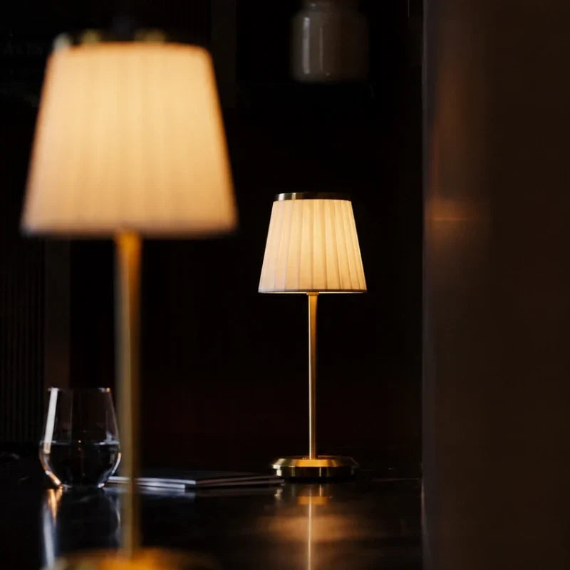 GlowWeave - LED stolní lampa s plisovaným látkovým stínidlem a železnou základnou