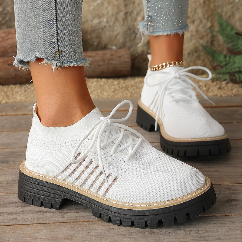 Orlyna – Buty wsuwane z ozdobnymi sznurówkami | Antypoślizgowa podeszwa dla stabilnego chodzenia | Codzienne, casualowe noszenie | Rozmiary 36–43 | Brązowy, Szary, Czarny, Jasnoszary, Różowy, Beżowy, Czerwony, Jasnoróżowy, Biały